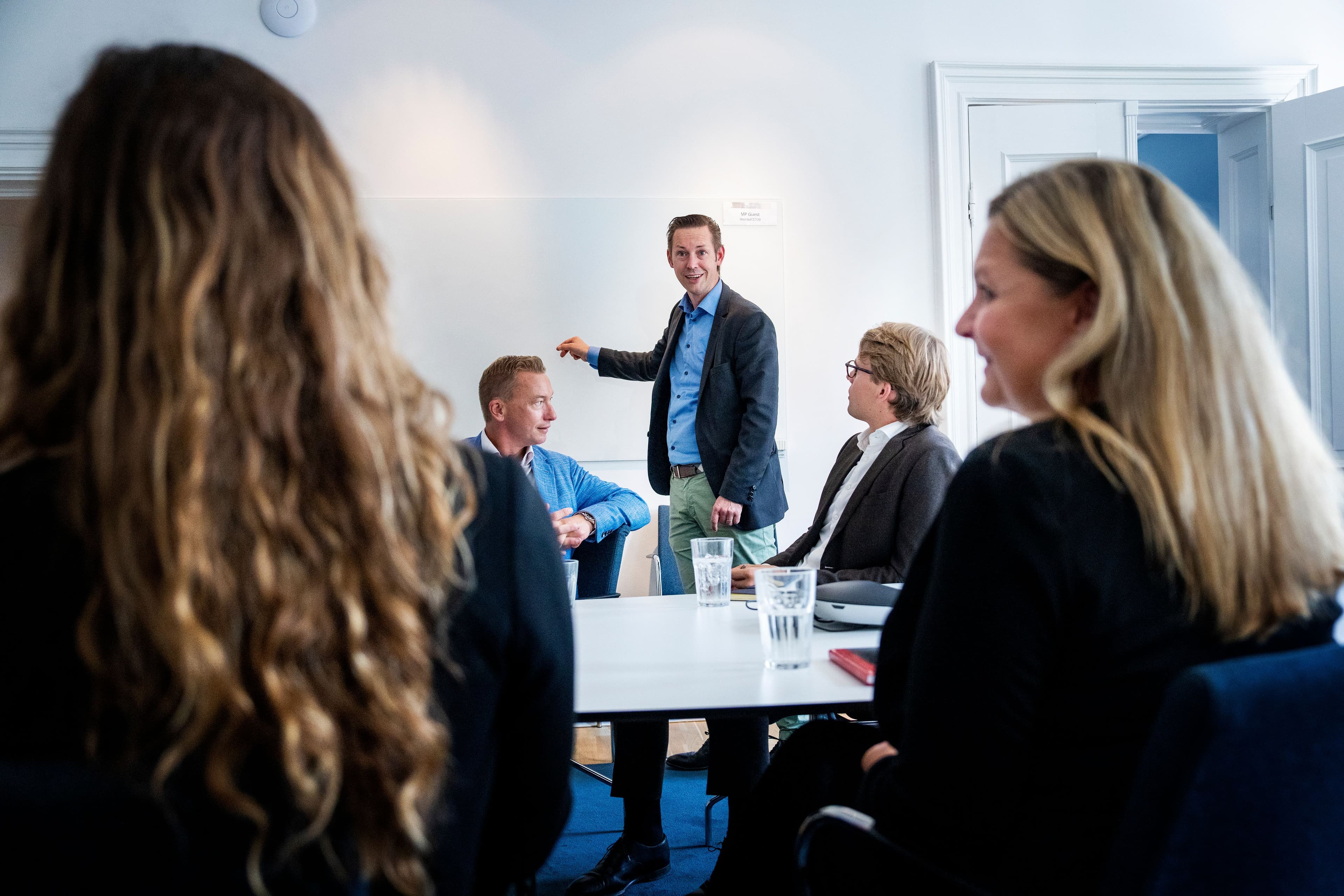 Gruppbild från konferensrum